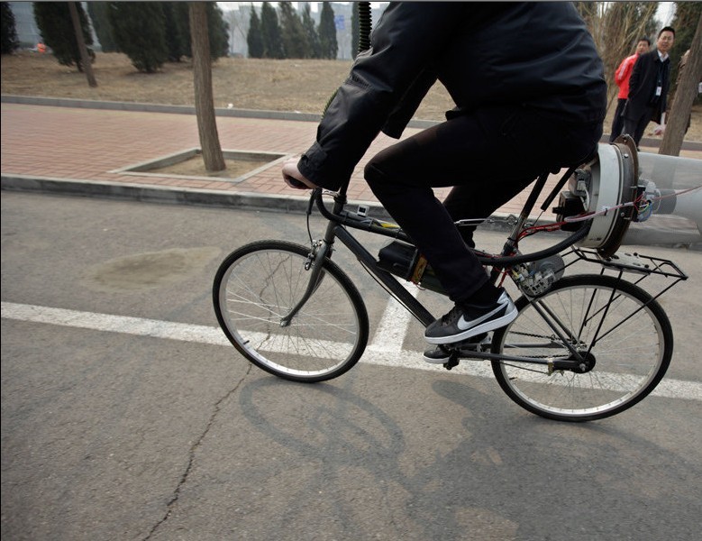 Extranjero inventa “bicicleta que respira” para evitar la contaminación en Pekín (4)