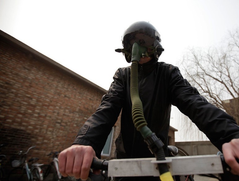 Extranjero inventa “bicicleta que respira” para evitar la contaminación en Pekín (5)
