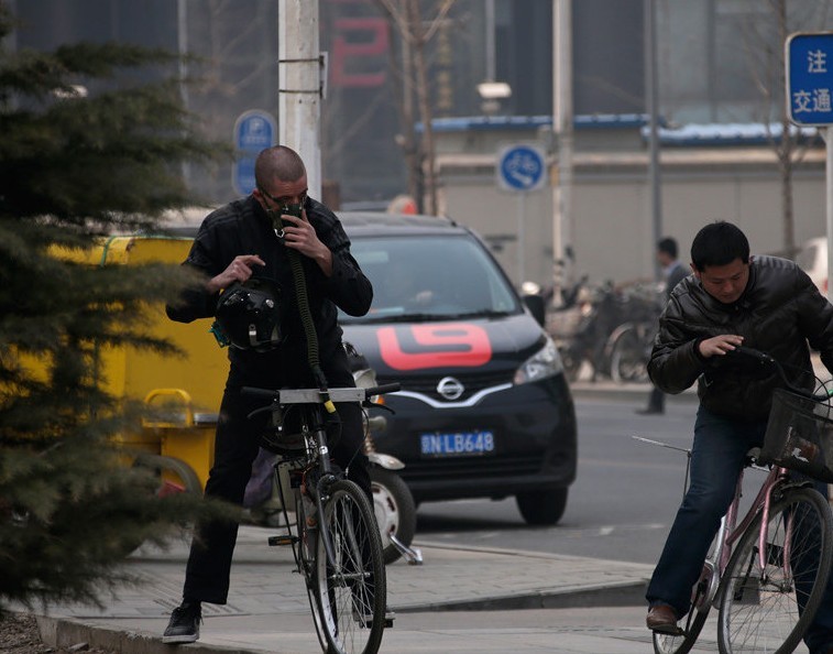 Extranjero inventa “bicicleta que respira” para evitar la contaminación en Pekín (7)