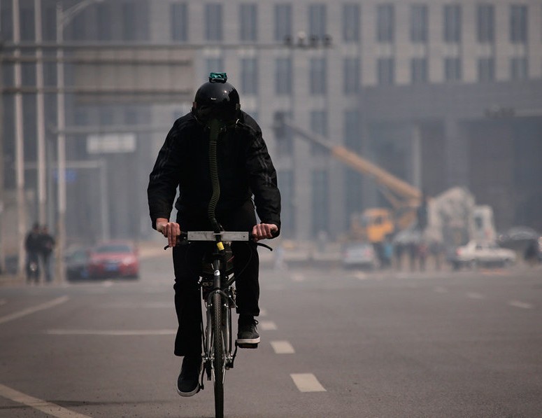 Extranjero inventa “bicicleta que respira” para evitar la contaminación en Pekín (8)