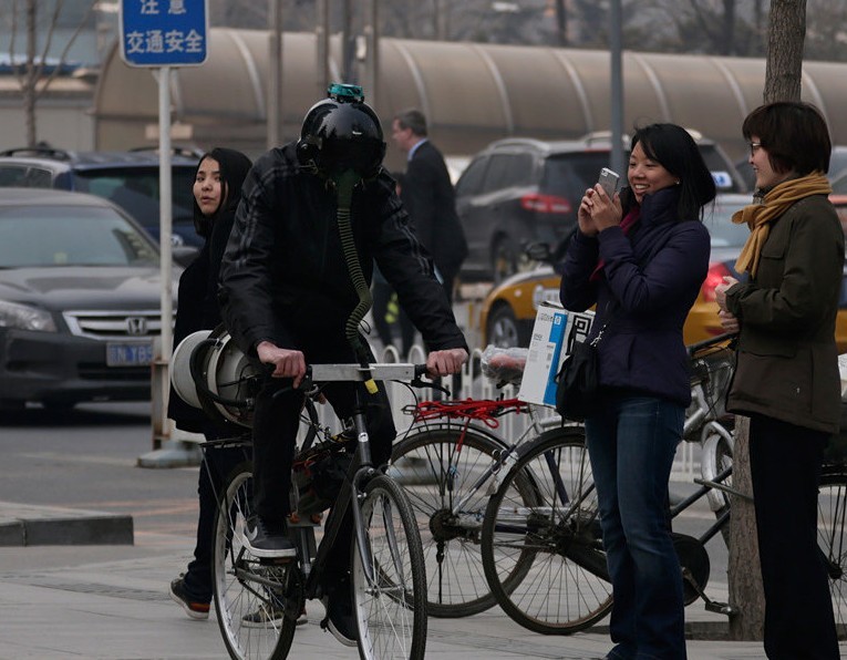 Extranjero inventa “bicicleta que respira” para evitar la contaminación en Pekín (9)