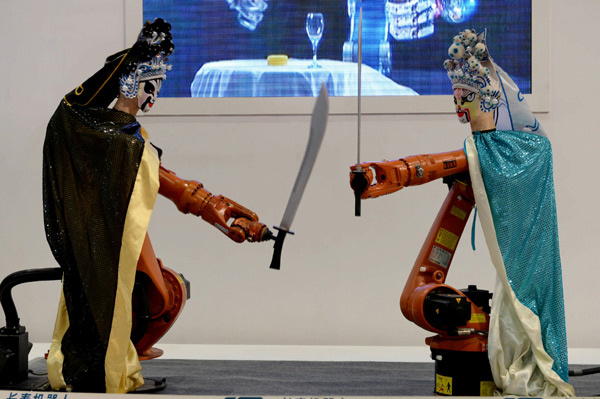 Robots bailan en la Feria de la Metalurgia