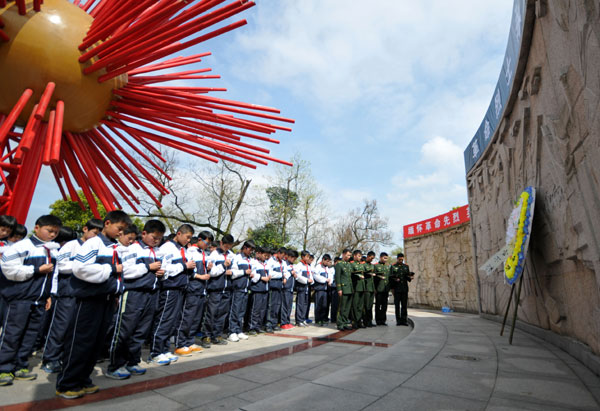 Rinden honores a los mártires de la revolución antes del Festival Qingming