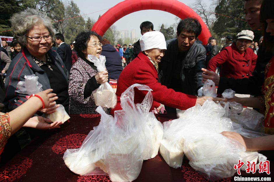 Exhiben panes chinos gigantes de 1,2 toneladas en Taiyuan  7