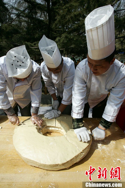 Exhiben panes chinos gigantes de 1,2 toneladas en Taiyuan  4