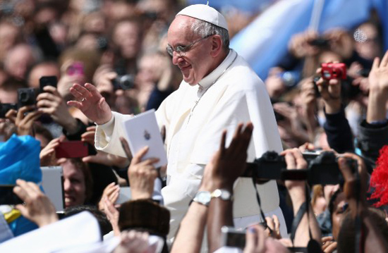 El Papa pide paz en el mundo en su primer mensaje pascual