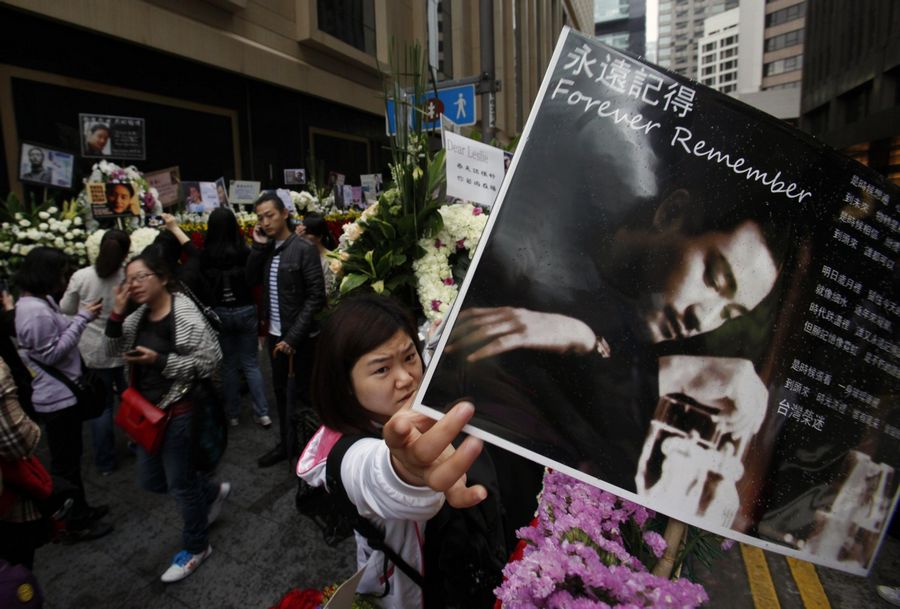 Una fan muestra una foto del cantante y actor de Hong Kong Leslie Cheung en la entrada del Hotel Mandarin Oriental de Hong Kong, el 31 de marzo de 2013, en la víspera del décimo aniversario de su muerte. [Foto/agencias]