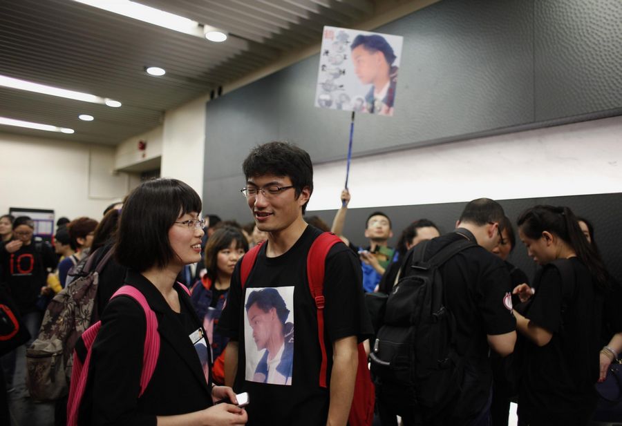 Fans vistiendo camisetas con la foto del cantante y actor de Hong Kong Leslie Cheung llegan al concierto en memoria del fallecido ídolo en Hong Kong, el 31 de marzo de 2013, en la víspera del décimo aniversario de su muerte. [Foto/agencias]