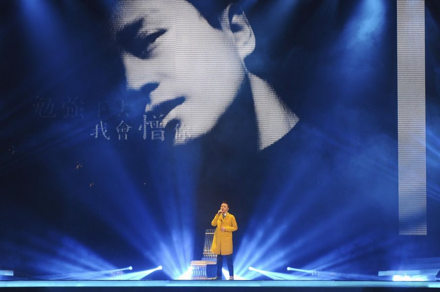 El cantante hongkonés Anthony Wong actua en un concierto en memoria del fallecido cantante y actor de Hong Kong Leslie Cheung, el 31 de marzo de 2013, en la víspera del décimo aniversario de su muerte. [Foto/agencias]