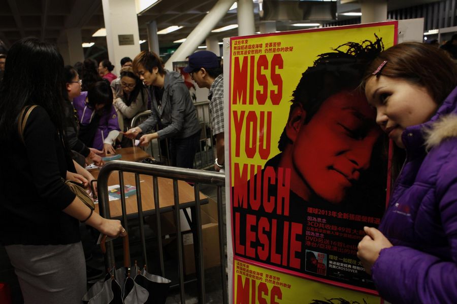 Una fan posa junto a una foto del cantante y actor de Hong Kong Leslie Cheung, antes de entrar al concierto en memoria del fallecido ídolo en Hong Kong, el 31 de marzo de 2013, en la víspera del décimo aniversario de su muerte. [Foto/agencias]