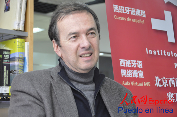 El autor español Javier Moro recibió una entrevista de Pueblo en Línea en Pekín