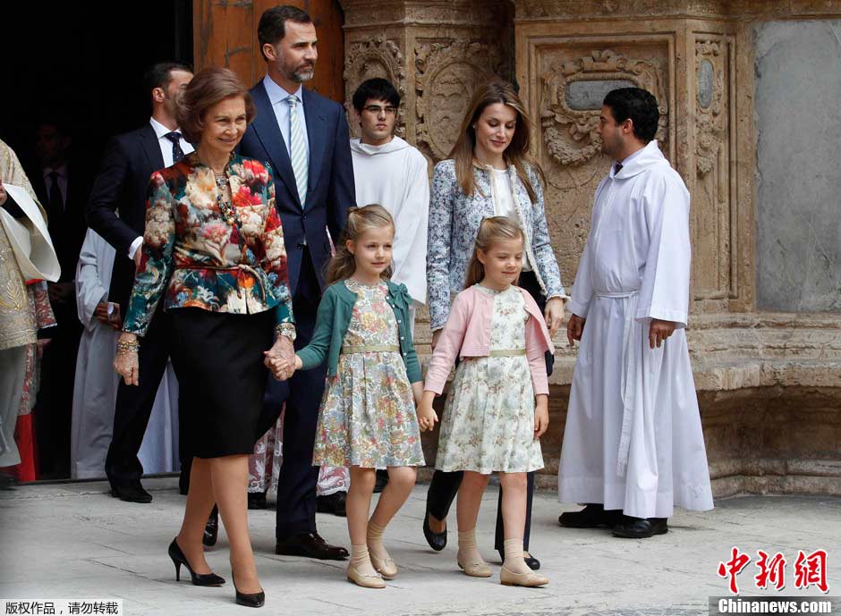 Familia Real de España asiste a misa de Pascua en Palma