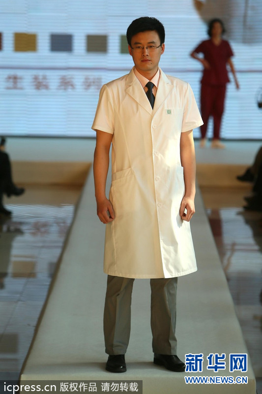 Presentan nuevos uniformes para personal médico y enfermos (5)