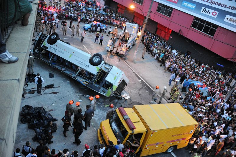 Mueren 7 personas en Brasil tras caer autobús de un puente