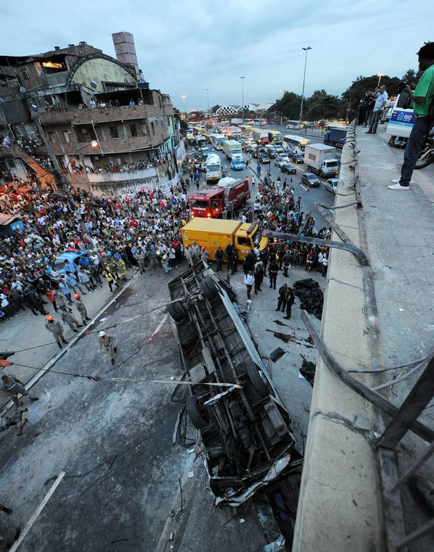 Mueren 7 personas en Brasil tras caer autobús de un puente