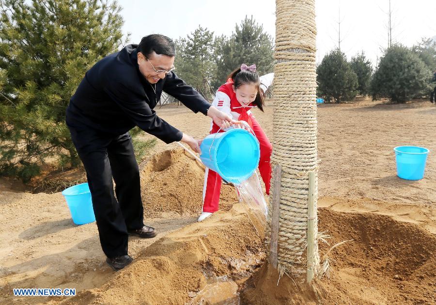 Presidente Xi Jinping siembra árboles y promueve "China hermosa"