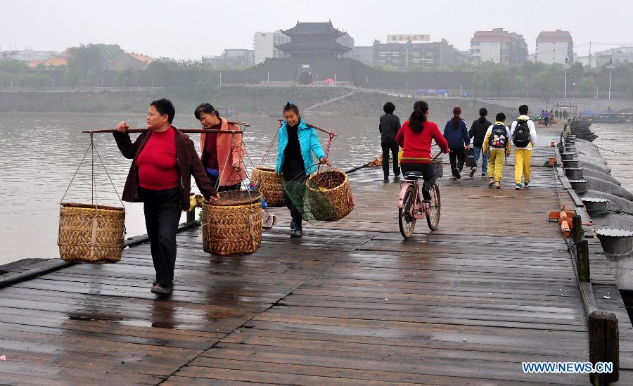 Puente flotante se remonta a la dinastía Song en Jiangxi