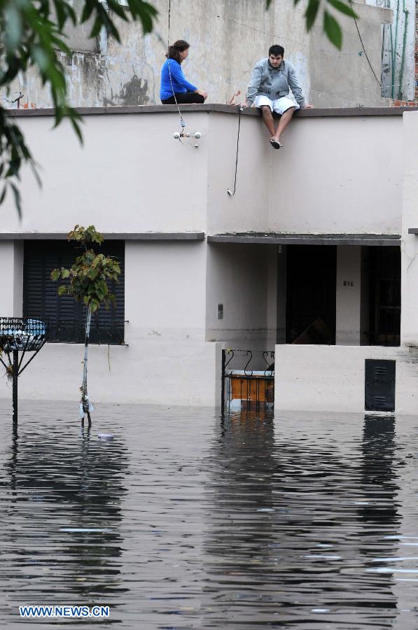Inundaciones dejan 46 muertos en La Plata, Argentina (4)