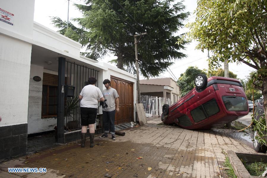 Inundaciones dejan 46 muertos en La Plata, Argentina (3)