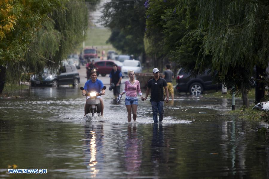 Inundaciones dejan 46 muertos en La Plata, Argentina