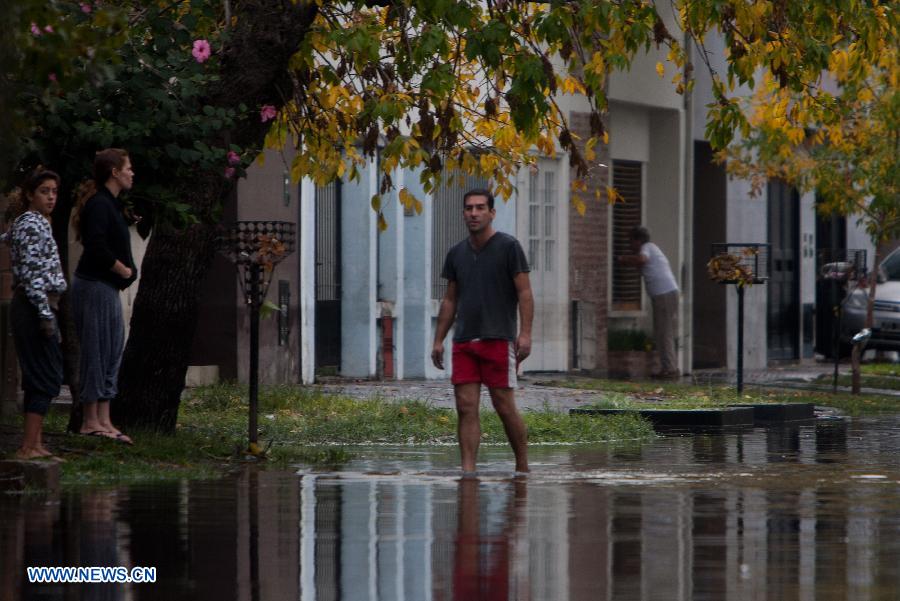 Inundaciones dejan 46 muertos en La Plata, Argentina (2)
