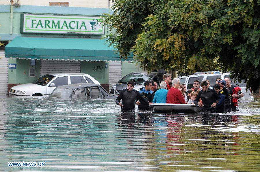 Inundaciones dejan 46 muertos en La Plata, Argentina (5)