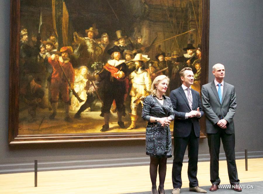 El Ministro de Educación, Cultura y Ciencia de Holanda, Jet Bussemaker (izquierda), el director del Museo Nacional Holandés, Wim Pijbes (centro) y Ministro de Vivienda, Stef Blok (derecha) posan frente a una pintura de Rembrandt durante una apertura previa para la prensa del Museo Nacional Holandés en Ámsterdam, el 4 de abril del 2013. El museo reabrirá sus puertas el 13 de abril tras una década de renovaciones. (Foto: Sylvia Lederer, Xinhua)