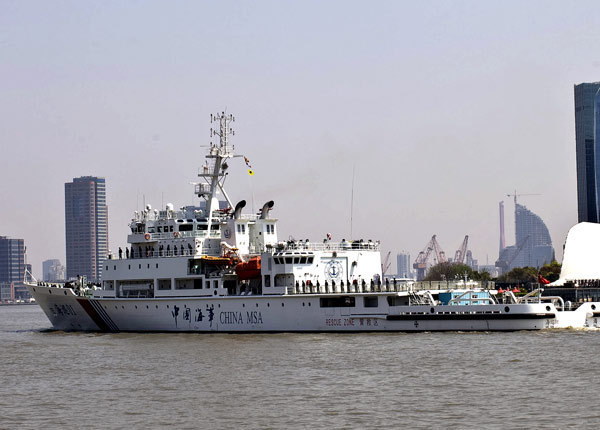Shanghái, 08/04/2013(El Pueblo en Línea)- El Haixun01, un buque de patrulla marina y salvamento de 5.000 toneladas, el mayor de su tipo en China, comienza un viaje de prueba el domingo en Shanghái. (Foto: Xinhua)