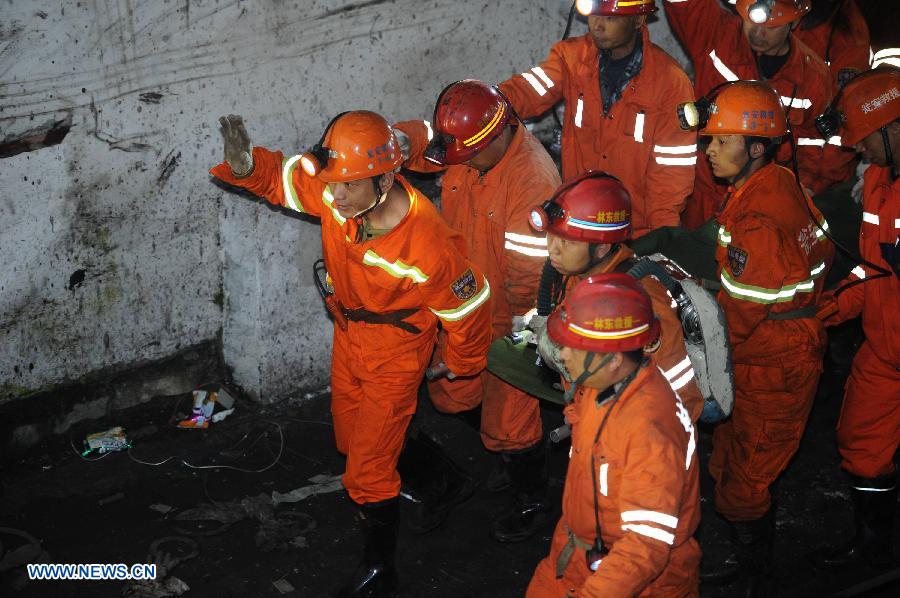 Rescatados tres mineros en suroeste de China