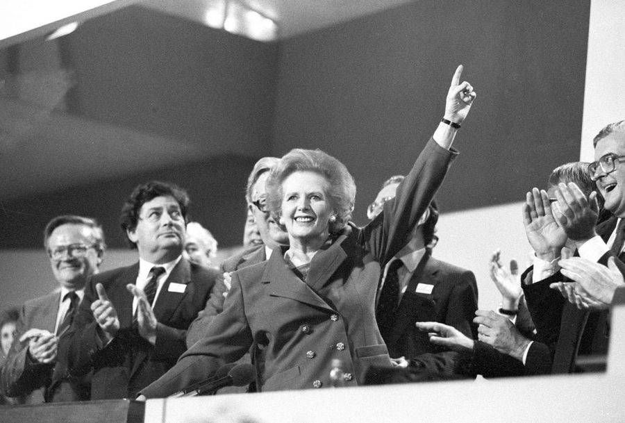 La entonces primera ministra de Gran Bretaña Margaret Thatcher señala hacia el cielo mientras recibe ovación de pie en la Conferencia del Partido Conservador. La foto fue tomada el 13 de octubre de 1989. (Foto: Agencias)