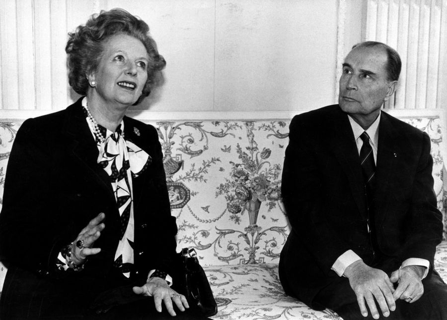 La primera ministra británica Margaret Thatcher y el presidente francés François Mitterrand hablan con los medios de comunicación antes de una reunión sobre el control de armas nucleares en el Chateau de Benouville en Normandía, en el noroeste de Francia. La foto fue tomada el 23 de marzo de 1987. (Foto: Agencias)