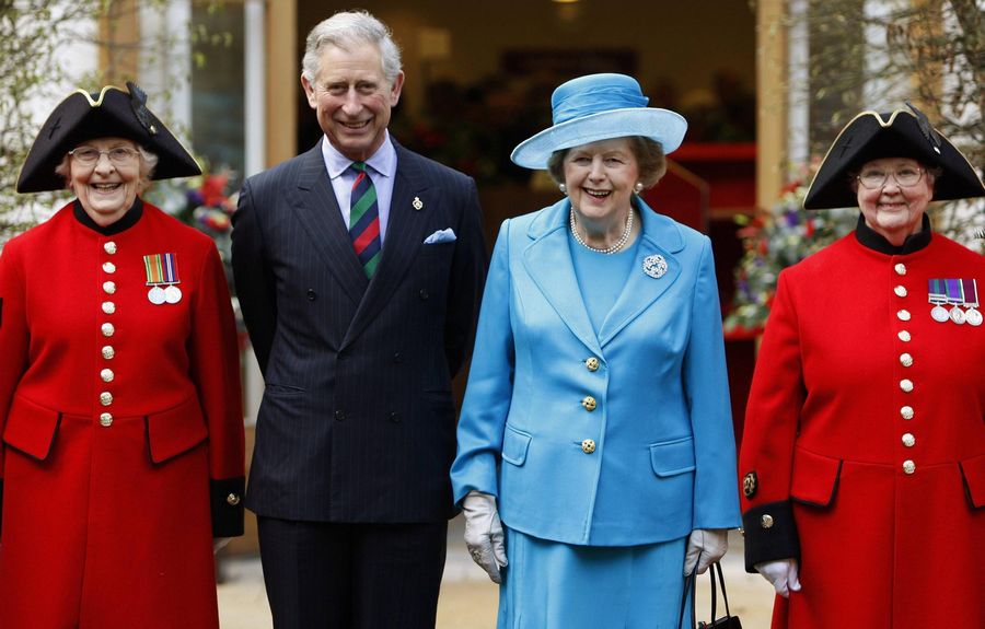El príncipe Carlos de Gran Bretaña y la ex primera ministra Margaret Thatcher (en celeste) posan con las jubiladas de Chelsea, Dorothy Hughes (izquierda) y Winifred Phillips (derecha), durante la apertura de una nueva enfermería en el Hospital Real de Chelsea, en Londres. La foto fue tomada el 25 de marzo del 2009. (Foto: Agencias)