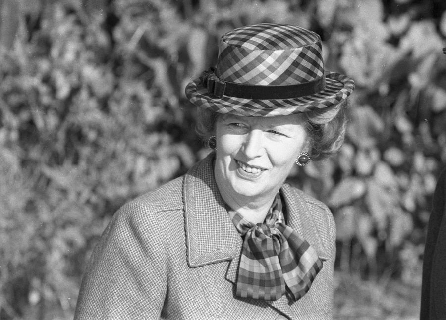 La entonces primera ministra de Gran Bretaña Margaret Thatcher lleva un sombrero verde a cuadros en su cumpleaños número 60, mientras asiste a la iglesia cerca de su residencia oficial en el campo, en Chequers, cerca de Aylesbury, Inglaterra. La foto fue tomada el 13 de octubre de 1985. (Foto: Agencias)
