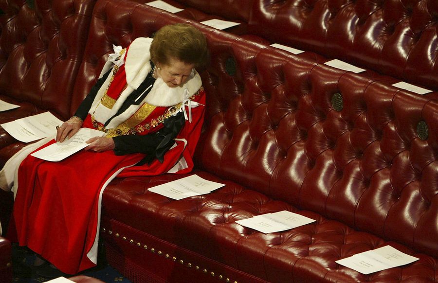 La Baronesa Thatcher rodeada de asientos vacíos mientras espera que la reina Isabel pronuncie su discurso en la apertura del Parlamento en la Cámara de los Lores en Londres. La foto fue tomada el 13 de noviembre del 2002. (Foto: Agencias)