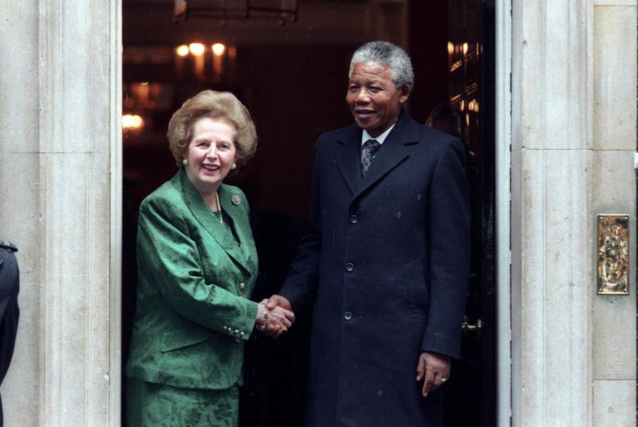 El líder del Congreso Nacional Africano Nelson Mandela es recibido por la primera ministra británica Margarat Thatcher antes de sus conversaciones, en el número 10 de Downing Street. La foto fue tomada el 4 de julio de 1990. (Foto: Agencias)