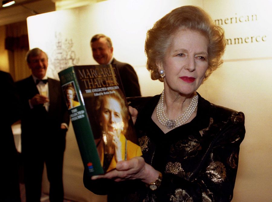 La Baronesa Margaret Thatcher posa con una copia de su nuevo libro en un lanzamiento al que asistieron miembros de la Cámara de Comercio Británico-Estadounidense. La foto fue tomada el 25 de noviembre de 1997. (Foto: Agencias)
