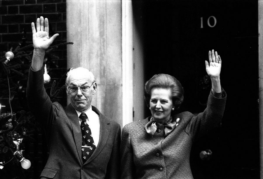 La primera ministra británica Margaret Thatcher y su marido Denis Thatcher fuera de su residencia en el 10 de Downing Street, Londres, en esta foto sin fecha. (Foto: Agencias)