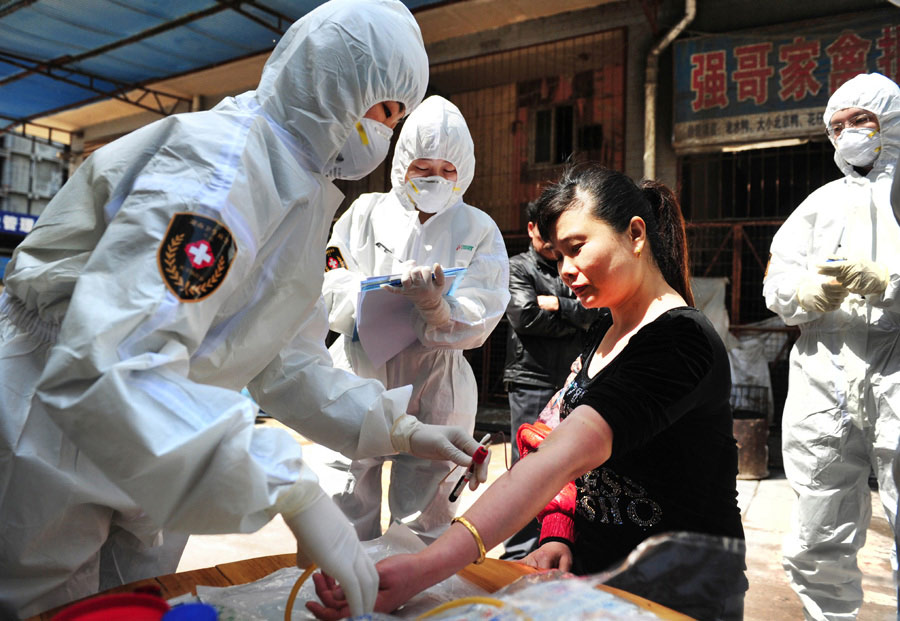 Trabajador del Centro de Control y Prevención de Epidemias Animales de Changsha, capital de la provincia de Hunan, en el centro de China, toma una muestra de sangre de una residente local, el 7 de abril del 2013. (Foto: Guo Xinliang, Asianewsphoto)