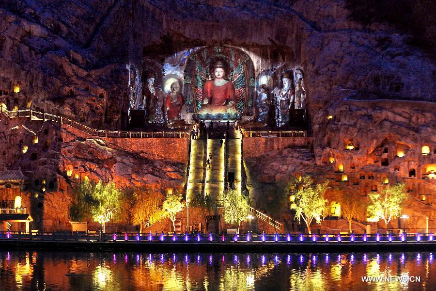 Foto tomada el 8 de abril de 2013 muestra el paisaje nocturno del Templo de Fengxian en el área escénica de las grutas de Longmen en Luoyang, provincia central china de Henan. El viaje nocturno en las grutas de Longmen, un patrimonio cultural de la humanidad, se encuentra abierto al público desde el lunes. (Xinhua / Wang Song)