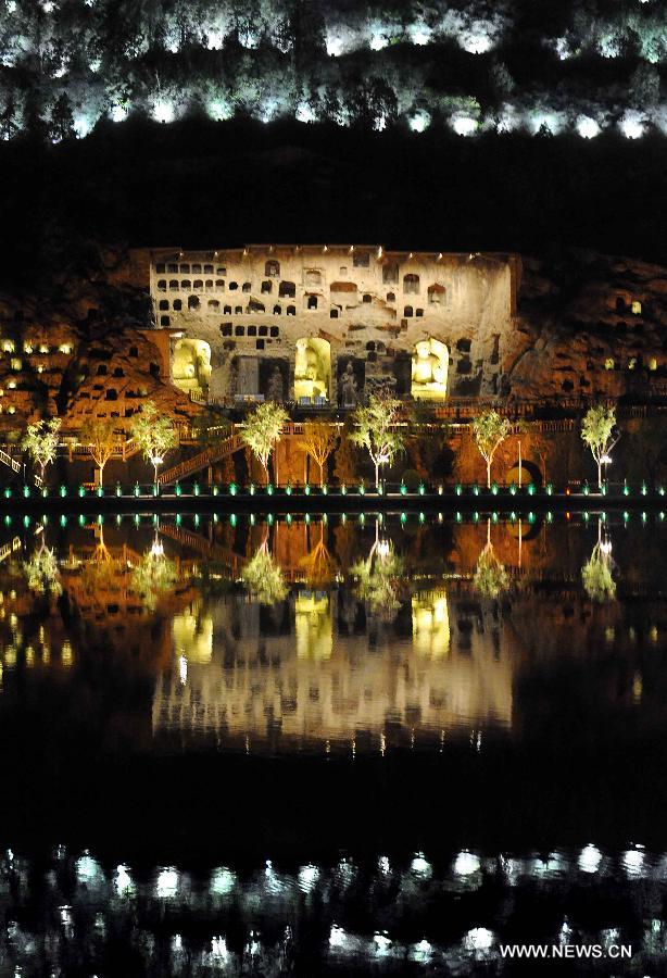 Foto tomada el 8 de abril de 2013 muestra el paisaje nocturno de las grutas de Longmen en Luoyang, provincia central china de Henan. El viaje nocturno en las grutas de Longmen, un patrimonio cultural de la humanidad, se encuentra abierto al público desde el lunes. (Xinhua / Wang Song)