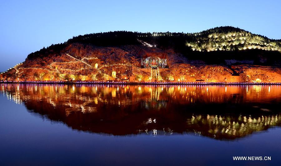 Foto tomada el 8 de abril de 2013 muestra el paisaje nocturno de las grutas de Longmen en Luoyang, provincia central china de Henan. El viaje nocturno en las grutas de Longmen, un patrimonio cultural de la humanidad, se encuentra abierto al público desde el lunes. (Xinhua / Wang Song)