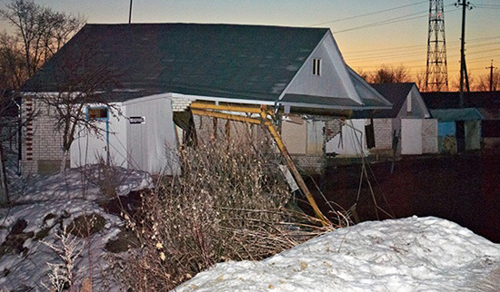 Tres casas son tragadas por un pozo en Rusia