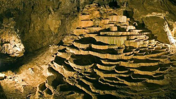 Las Grutas de Škocjan , EsloveniaLas Grutas de Škocjan, en la región de Kras en el suroeste de Eslovenia, esconden en su interior hasta cinco kilómetros de pasajes subterráneos, con cuevas de más de 20 metros de profundidad y varias cascadas. La denominada Cámara Martelova es la mayor con 123 metros de ancho por 300 metros de largo y una altura de 146 metros en su zona más alta.