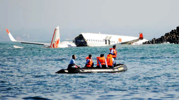 Recuperan caja negra del avión que cayó al mar en Bali