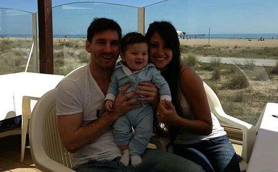 Messi muestra a su hijo Thiago en Facebook
