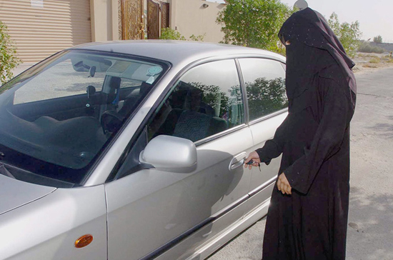 Príncipe saudí apoya que las mujeres conduzcan