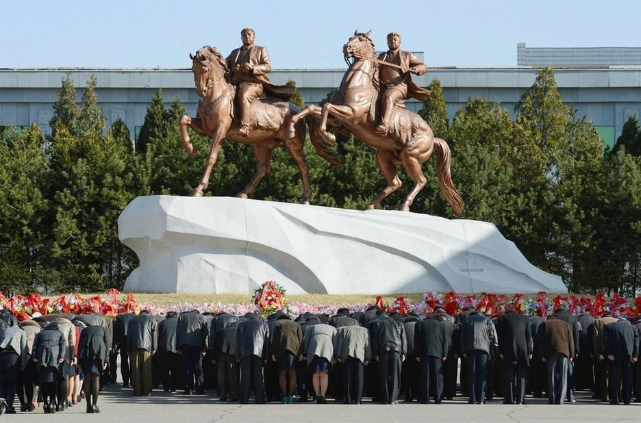 Kim Jong Un visita el Palacio del Sol de Kumsusan en Pyongyang