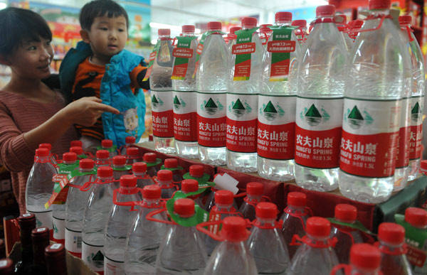 Estante con botellas de agua en un supermercado de Qionghai, en la provincia de Hainan, el pasado sábado. Meng Zhongde / China Daily