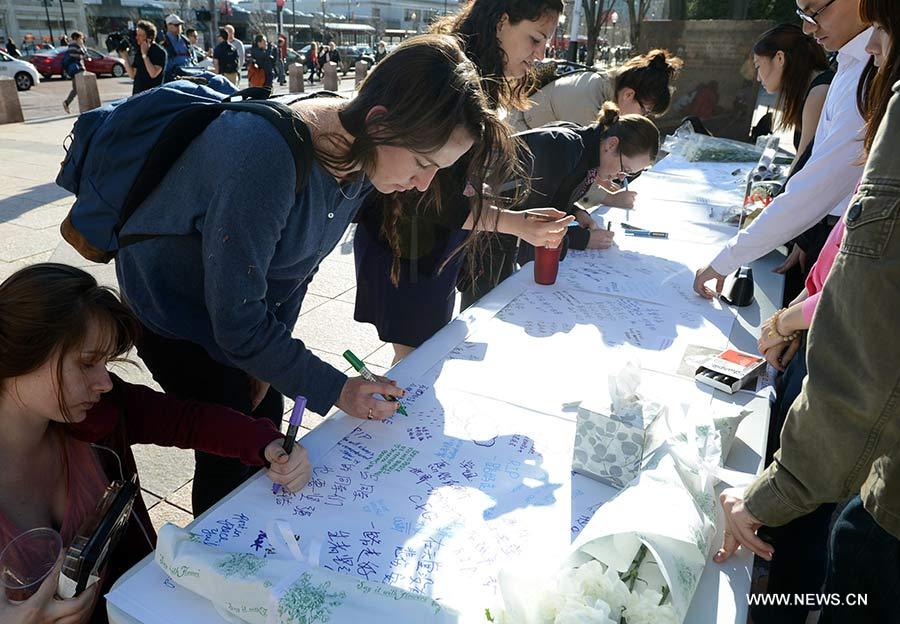 La gente lamenta por víctimas de explosiones en Boston