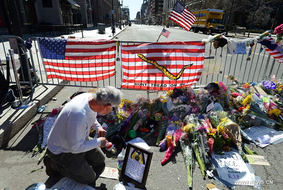 La gente lamenta por víctimas de explosiones en Boston